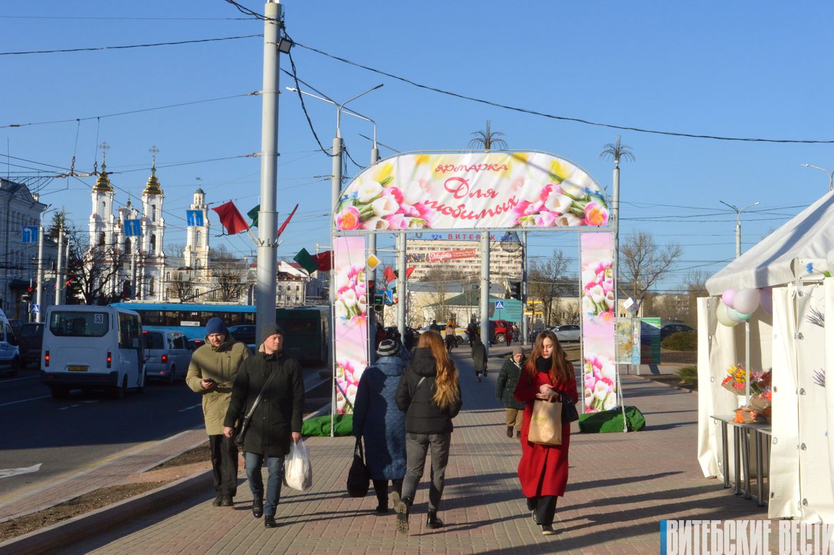 В центре Витебска начала работать ярмарка «Для любимых». Цветочный фоторепортаж