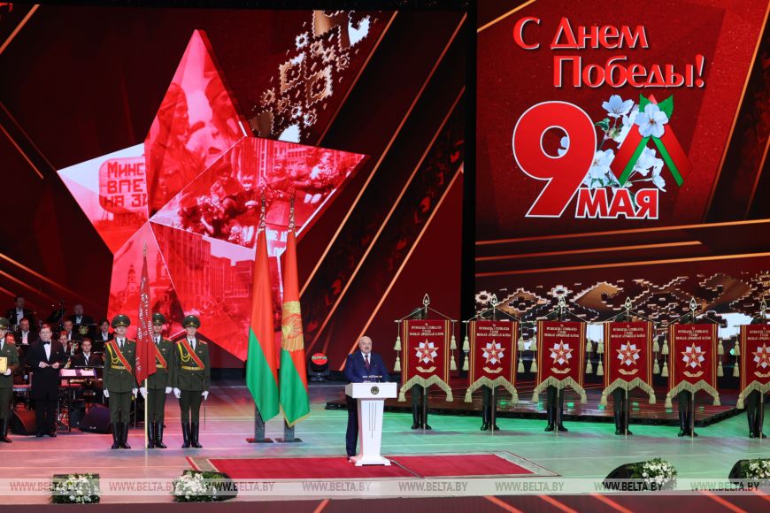 Александр Лукашенко наградил  девять населенных пунктов Беларуси вымпелом за мужество и стойкость в годы войны. В их числе Оболь и Освея
