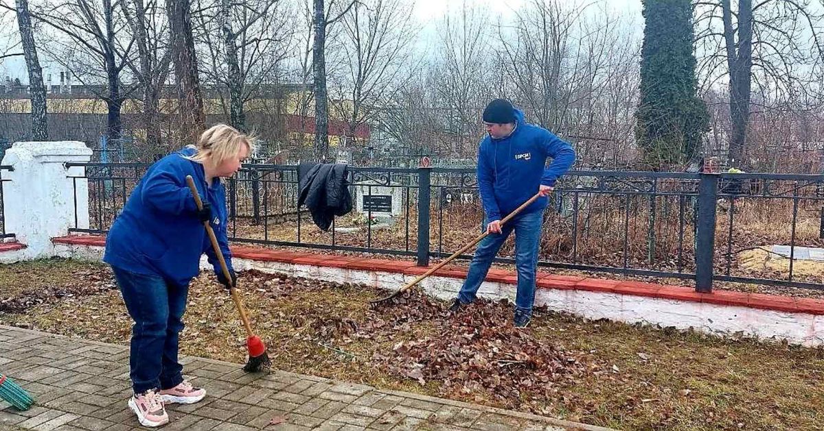 Активисты БРСМ из Орши благоустроили территорию мемориала