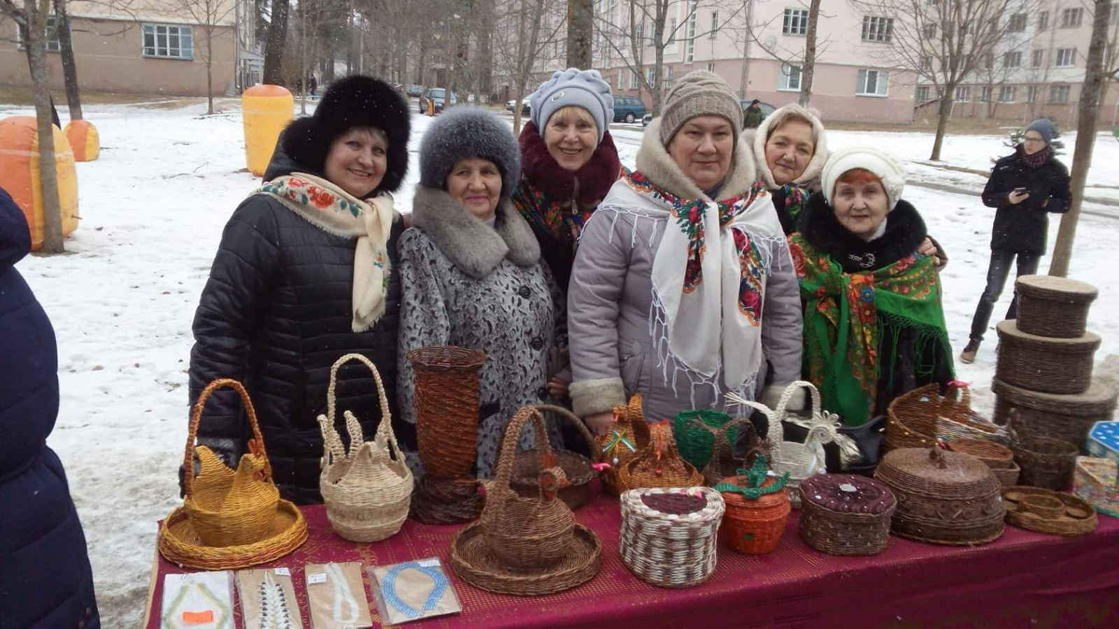 Жительница Лепельского района создаёт из бумажных трубочек корзинки, вазы и шкатулки