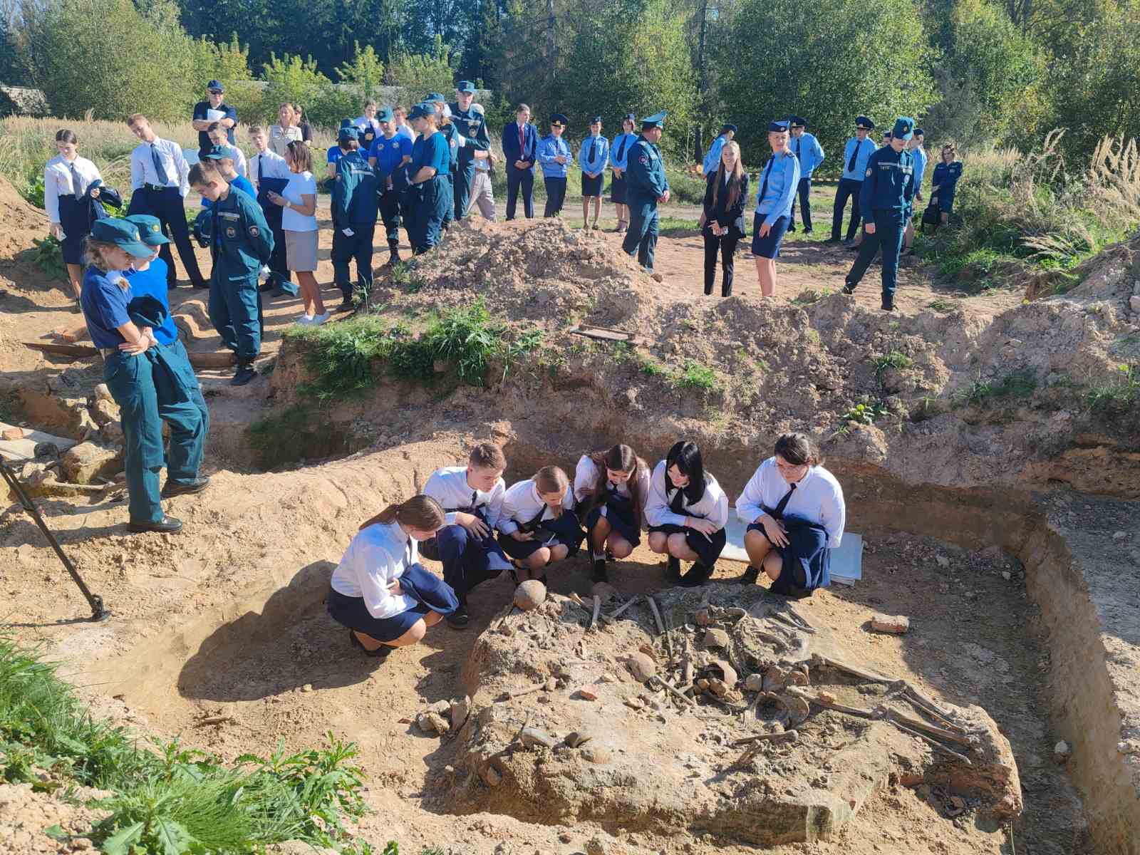 Представители прокуратуры Витебской области с учащимися профильного класса «Юный прокурор» посетили место захоронения жертв геноцида в Полоцке