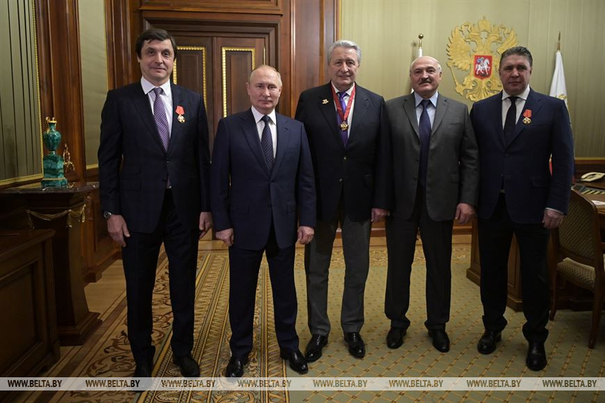 Лукашенко и Путин вышли на лед "Стрельна Арены" в одной команде