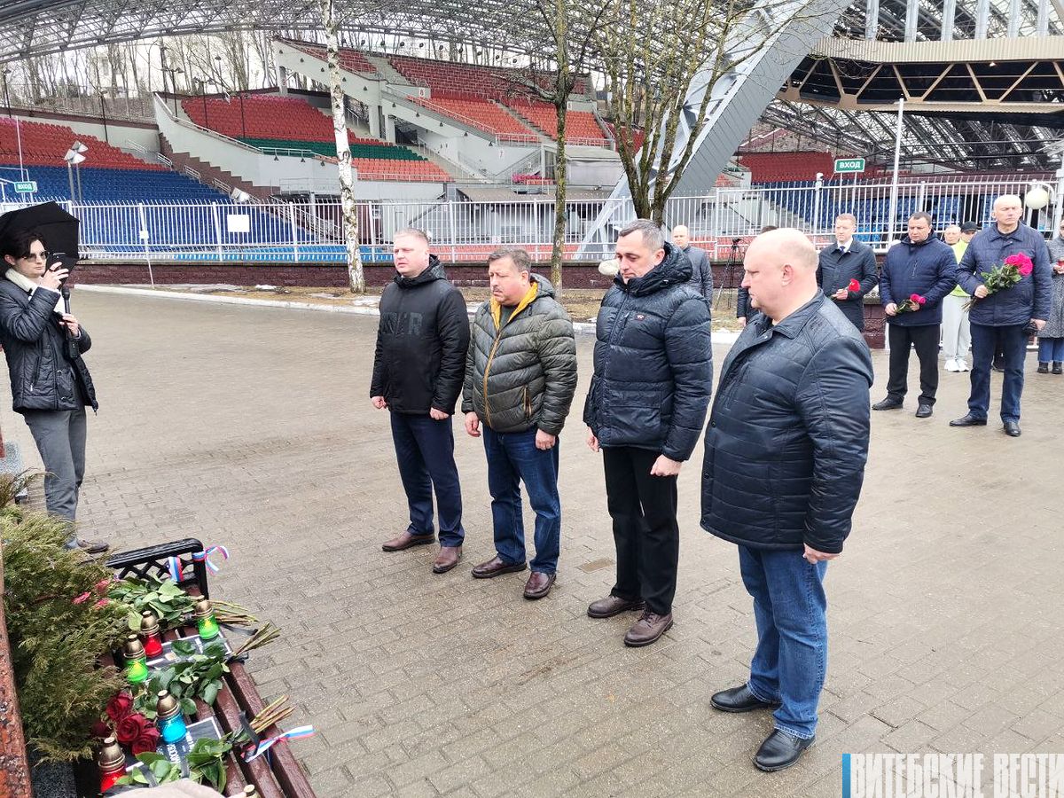 В Витебске в знак скорби и поддержки братского российского народа возложили цветы и зажгли лампады на площади звезд у Летнего амфитеатра