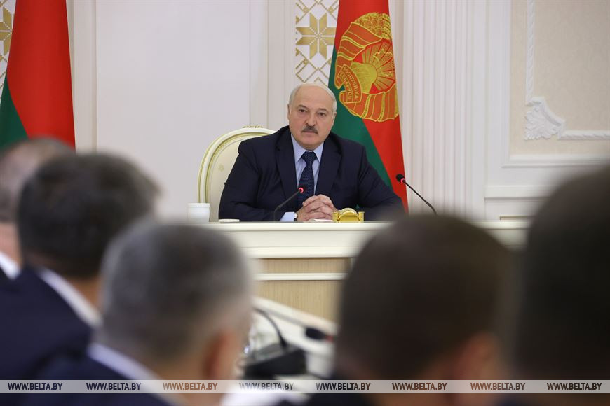 Наценка на яблоки и лук бывает под 300%! Лукашенко потребовал жестко разобраться со спекулянтами