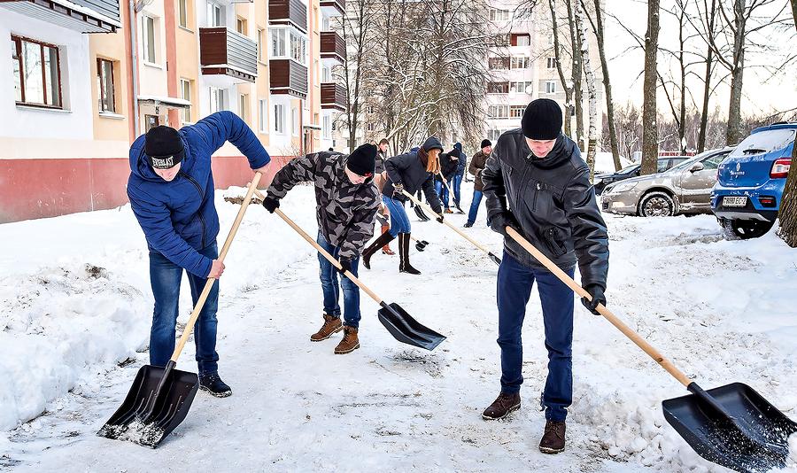 Активисты БРСМ помогают убирать снег пожилым людям в Витебской области