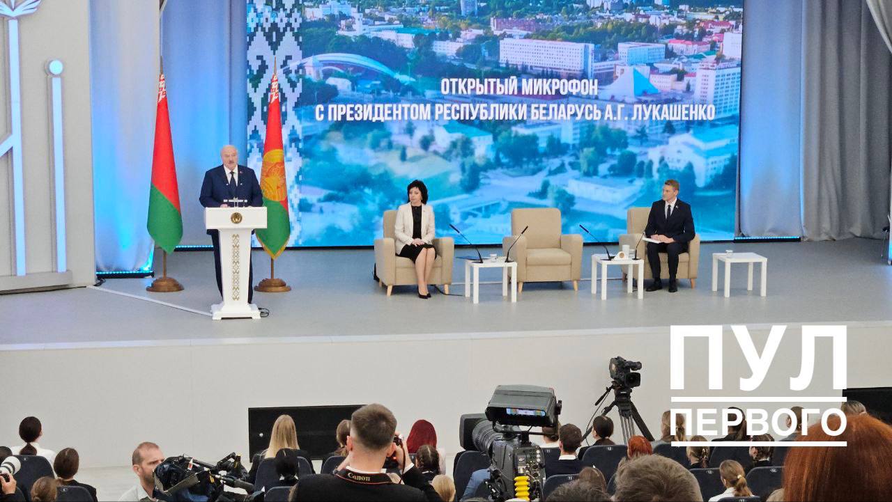 "Для меня это икона". Лукашенко рассказал, почему так требователен к учебникам