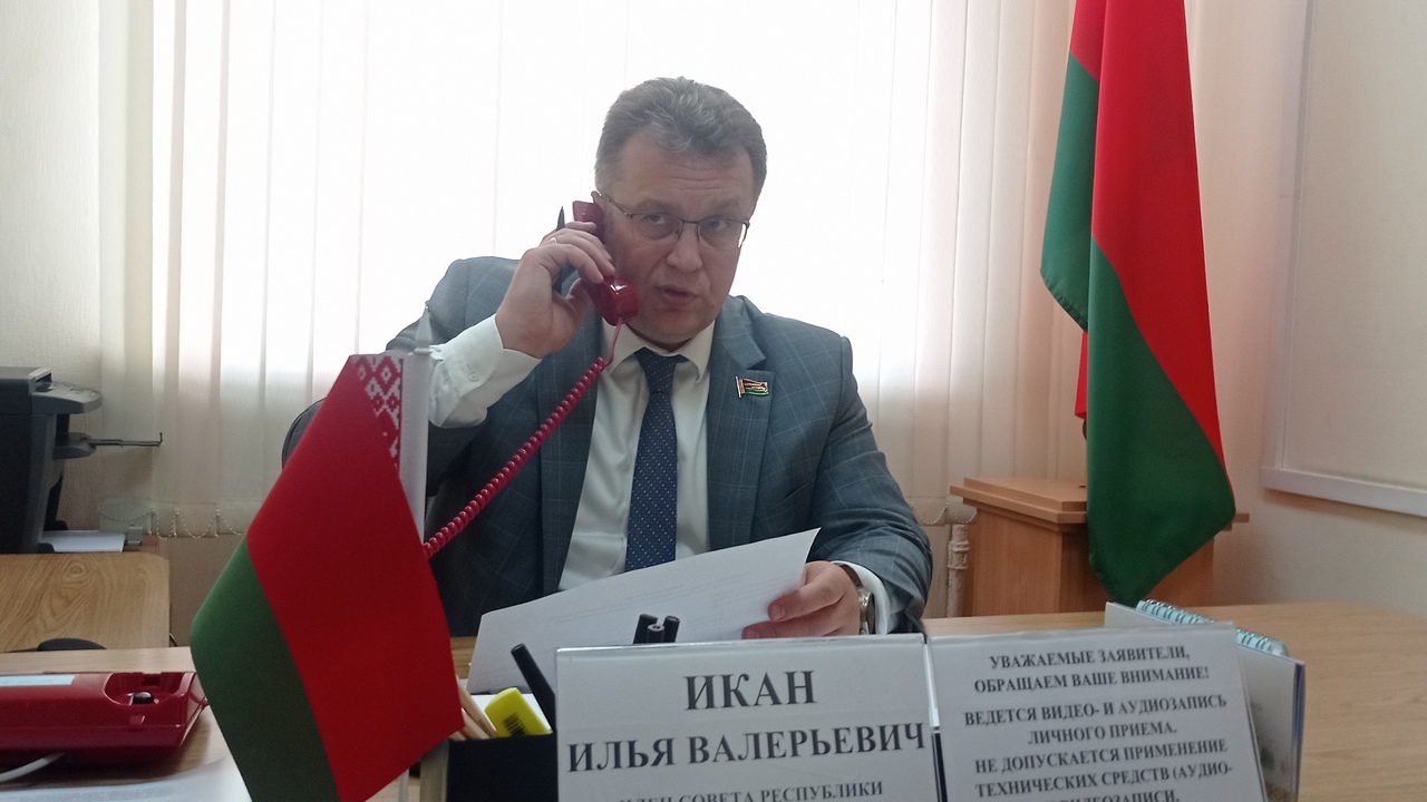 Член Совета Республики Илья Икан провел прием граждан и "прямую линию" в Полоцком районе: проблемы с домом, дорогой и собаками