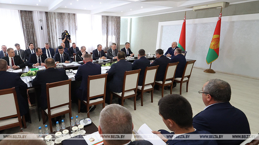 Александр Лукашенко потребовал восстановить райагросервисы и сказал, за что будет "голова с плеч"