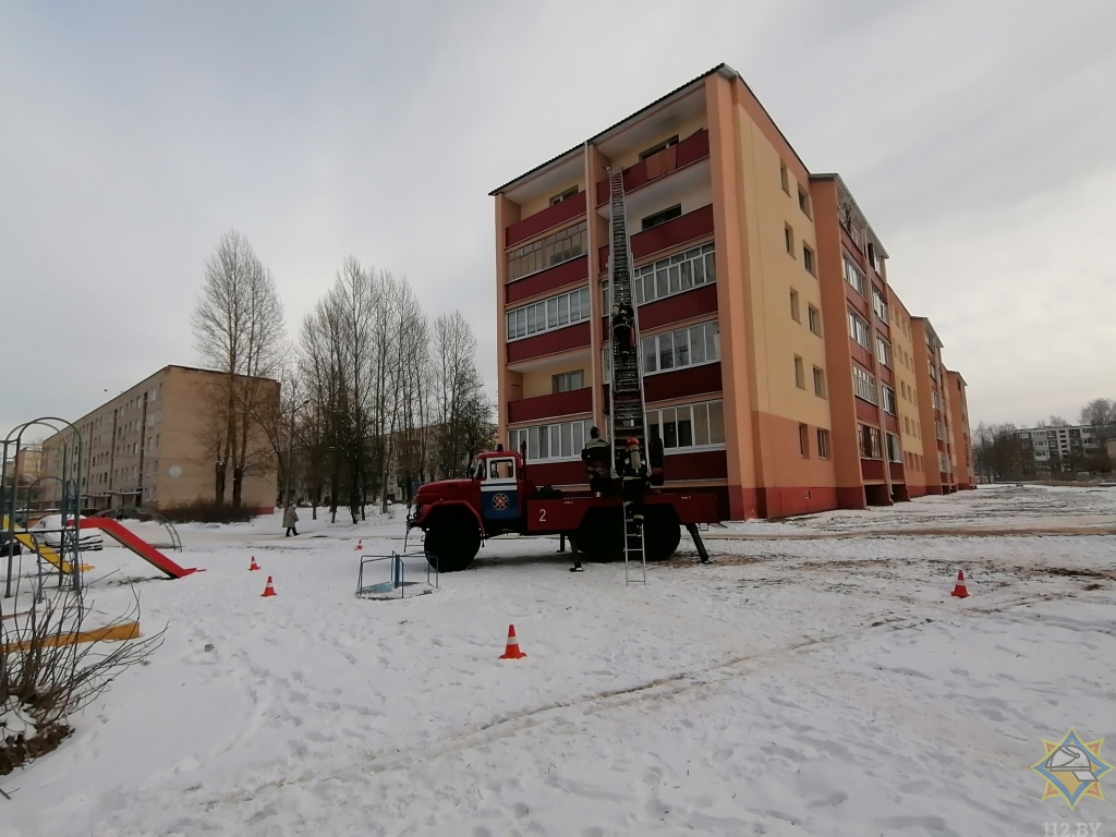 В Новолукомле из горящей квартиры работники МЧС спасли женщину