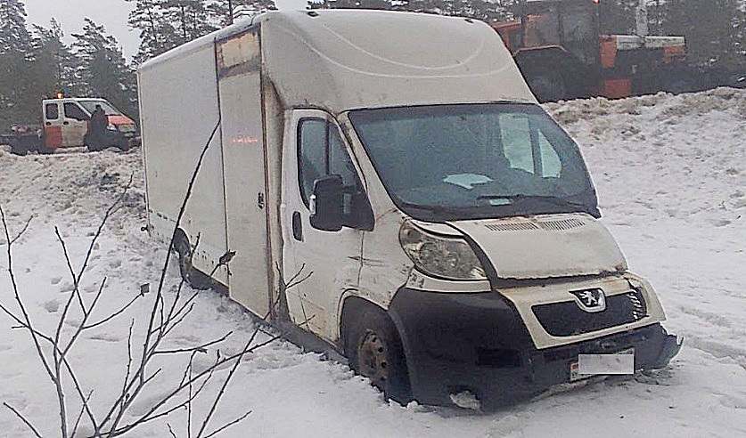 В Докшицком районе в ДТП пострадали двое дорожных рабочих. Расследование завершено