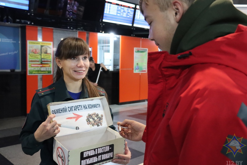 Обменяли сигареты на конфеты: в Витебске сотрудники МЧС помогли жителям по-новому взглянуть на проблему курения