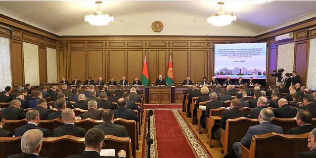 Лукашенко обсуждает с правительством экономическое развитие Беларуси 