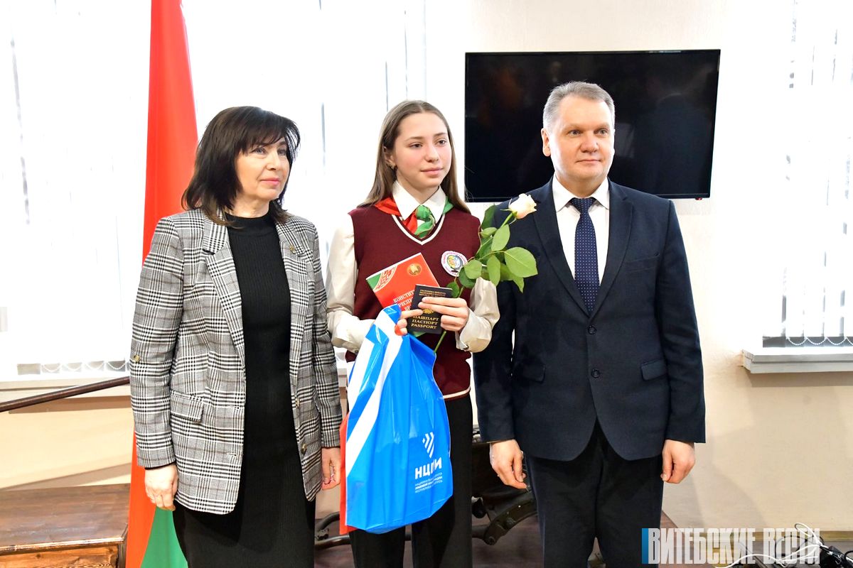 В областном краеведческом музее торжественно вручили паспорта учащимся общеобразовательных заведений Октябрьского района Витебска