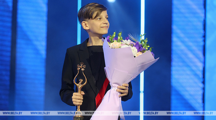 Президент Беларуси вручил Елисею Касичу Гран-при детского конкурса "Витебск-2022"