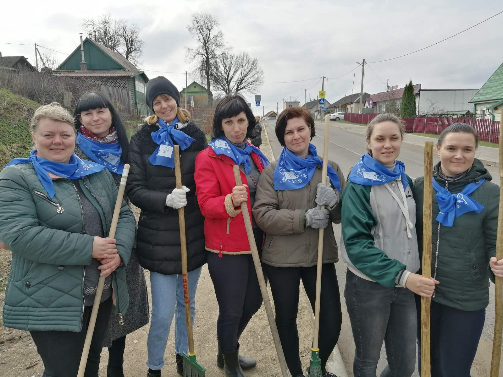 Преобразить улицы города Сенно вышли местное руководство, депутаты, трудовые коллективы и молодежь