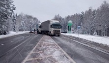 Из-за перебегающей дорогу собаки в Бешенковичском районе столкнулись два большегруза