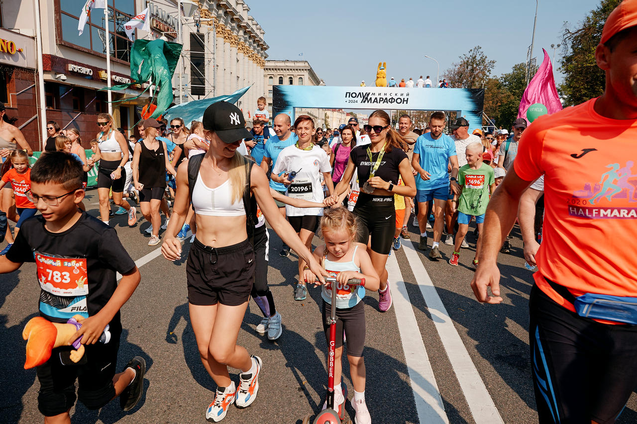 Спорт, улыбки и помощь: в Минске состоялся Семейный забег, цель которого - собрать средства для поддержки детей