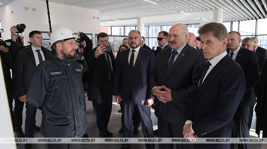 Александр Лукашенко посещает остров Русский