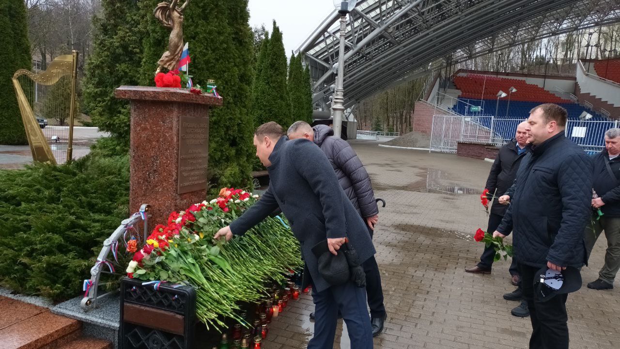 ФОТОФАКТ: в Витебске люди продолжают нести цветы к стихийному мемориалу у Летнего амфитеатра