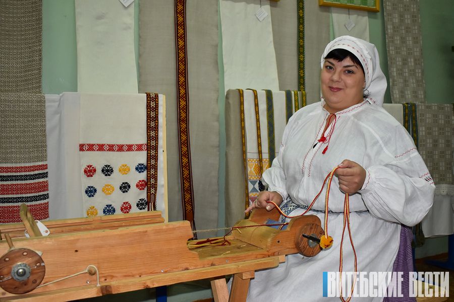 Сенненская майстрыца Вольга Акулава рэканструявала старадаўні саламяны пояс