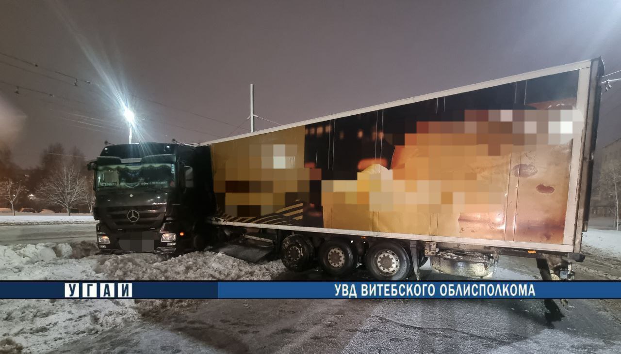В Витебске водитель фуры не справился с управлением и выехал на трамвайные пути