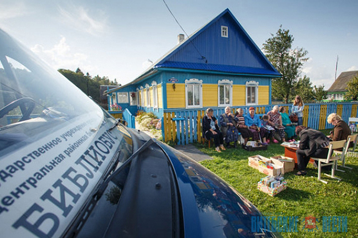 «Дайте мне «Экстрасистолы любви» и свежую «Планету». Корреспондент «ВВ» прокатилась по деревням с библиобусом 
