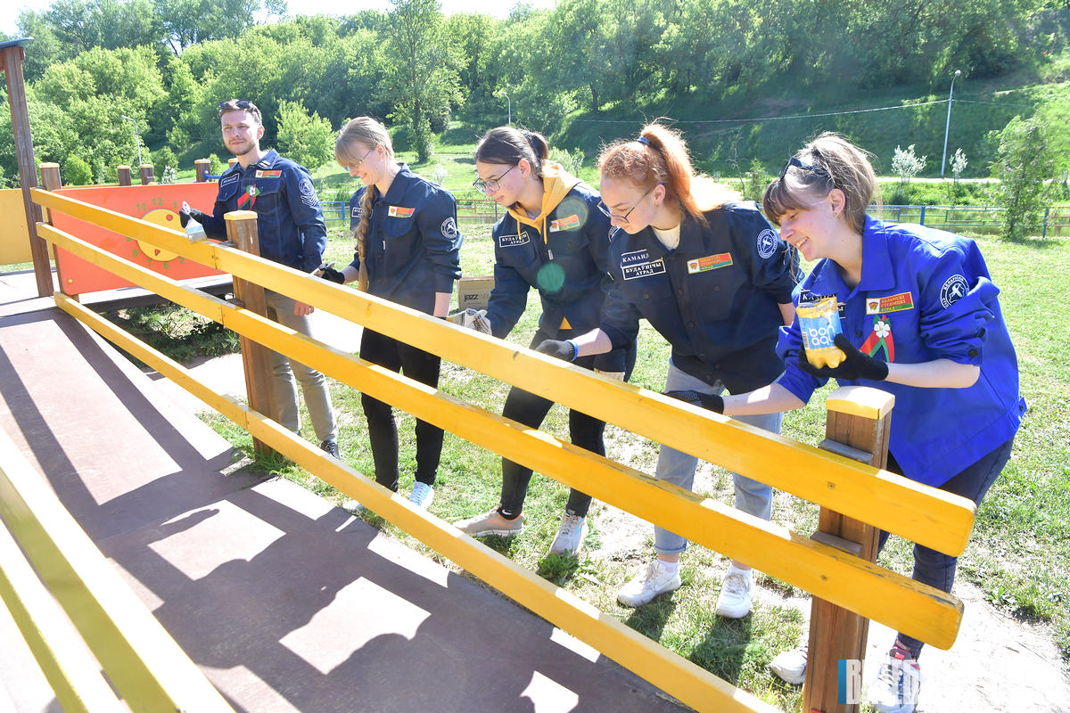 Миорская молодежь благоустраивает памятные места Каменполья