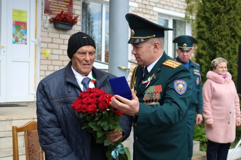 Спасатели Витебской области поздравили ветерана Великой Отечественной войны Ивана Кожара с приближающейся годовщиной Победы