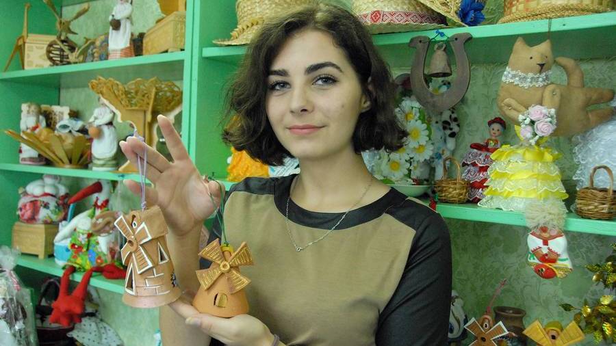 В Толочине молодой специалист Карина Крицкая приобщает детей к старинному гончарному ремеслу