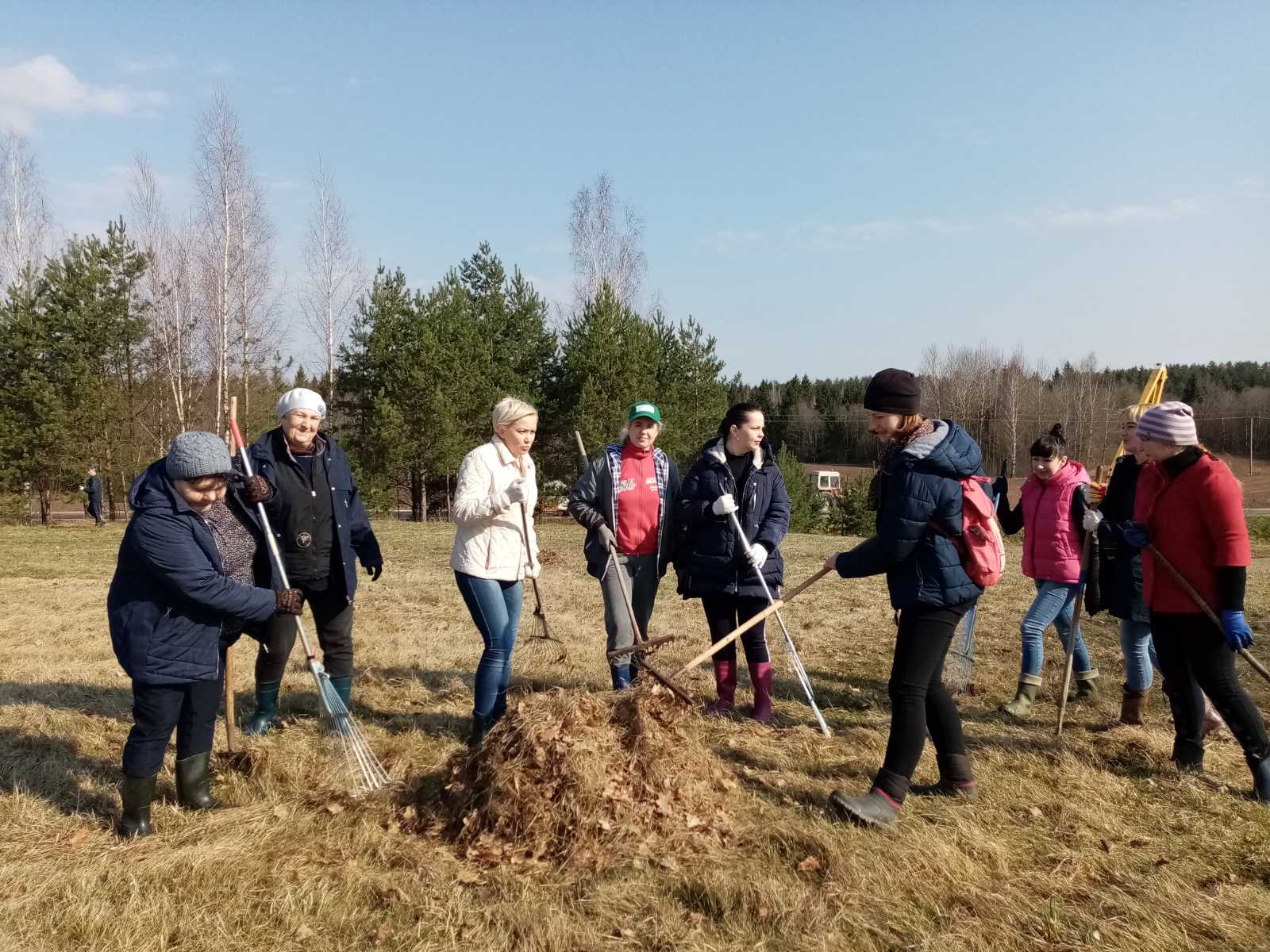 Жители Ушачского района дружно вышли на субботник 