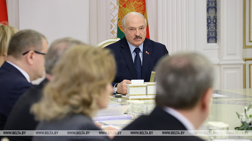 "Мы будем защищаться, нам отступать некуда". Лукашенко пообещал жесткий ответ на новые санкции