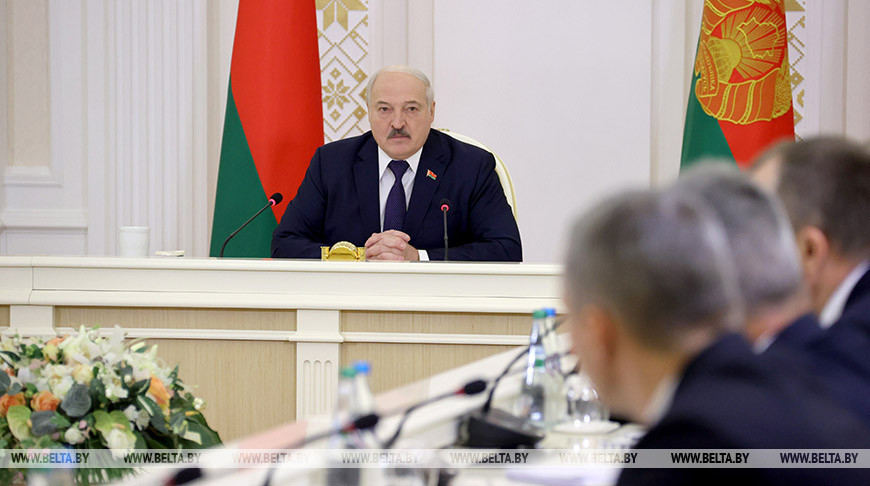 Александр Лукашенко предложил людям выбрать из двух вариантов: жить тихо и спокойно или пройти через беду