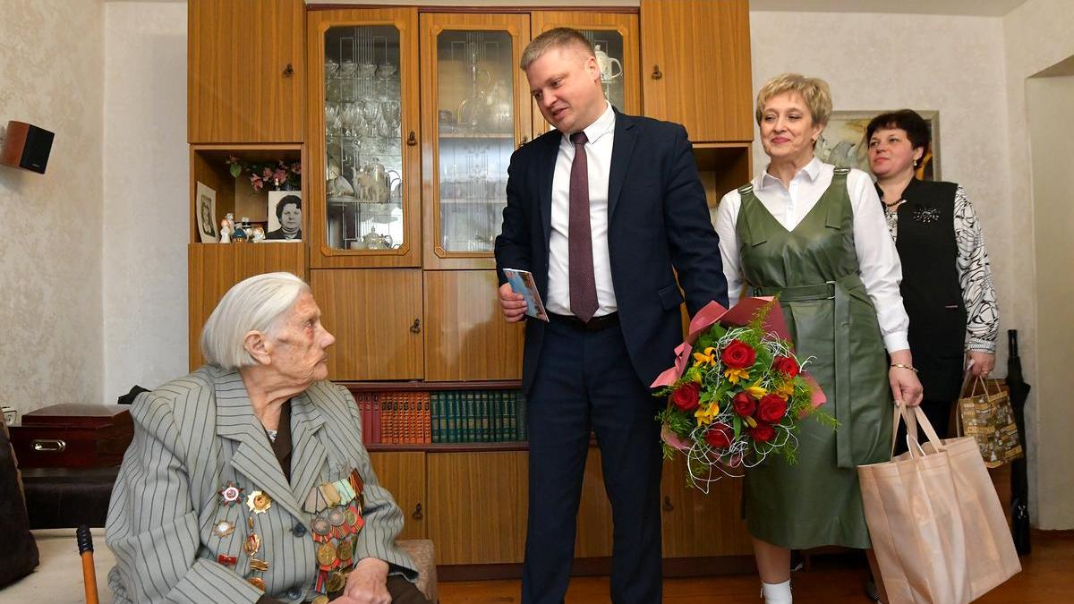 Представители администрации Железнодорожного района Витебска поздравили ветерана войны Нину Кацкель