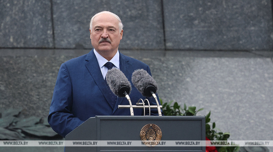 Выступление Лукашенко 9 Мая на церемонии возложения венков и цветов к монументу Победы