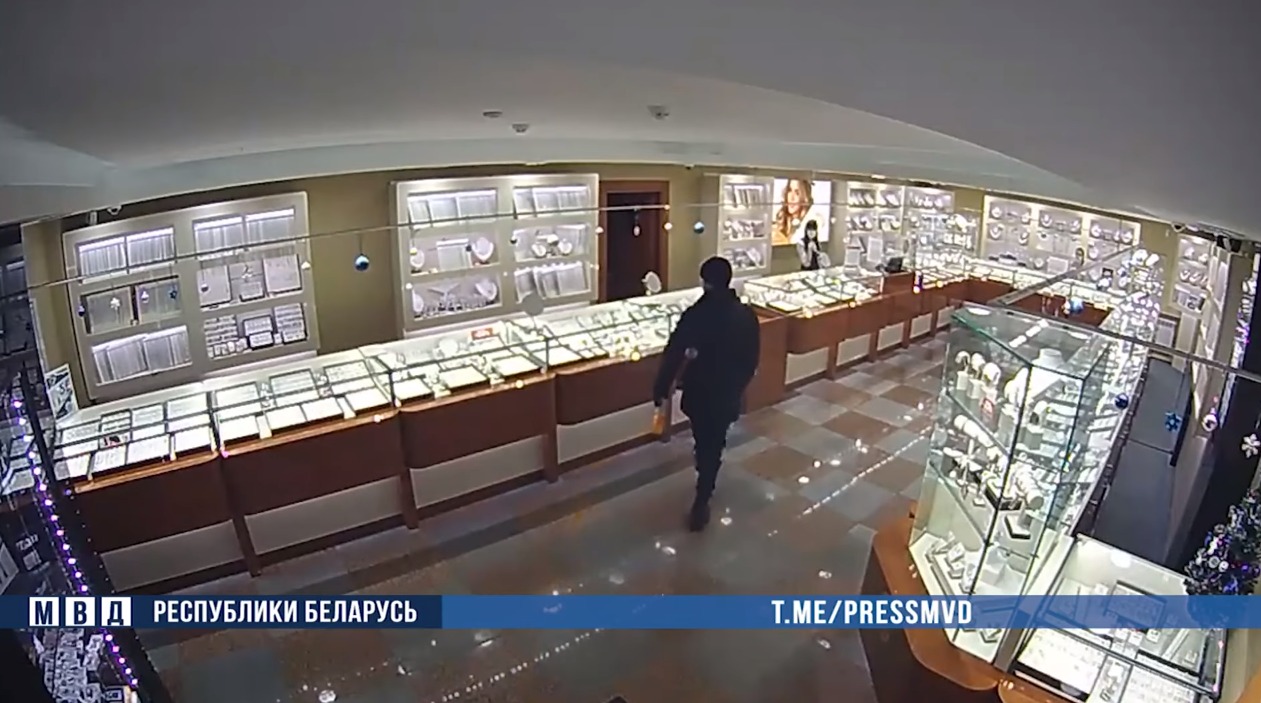 Бродяга из России ограбил ювелирный магазин в Витебске