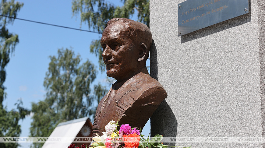 В поселке Копысь открыли бюст Янки Купалы работы китайского скульптора У Вэйшаня