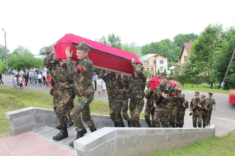 В Бешенковичах захоронили останки советских солдат и партизан, погибших в годы войны