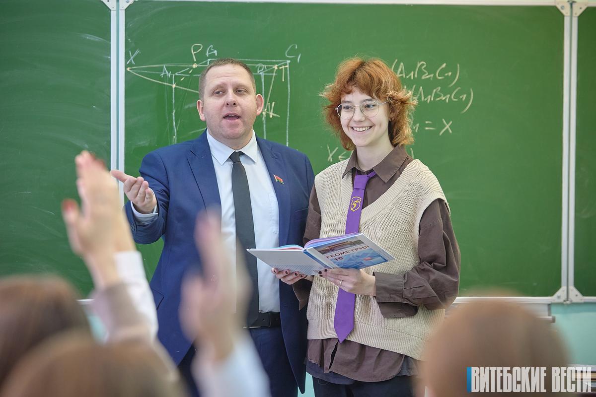 Помимо троих собственных детей воспитывает ещё 1134. Поговорили с директором гимназии № 5 Александром Киселевым