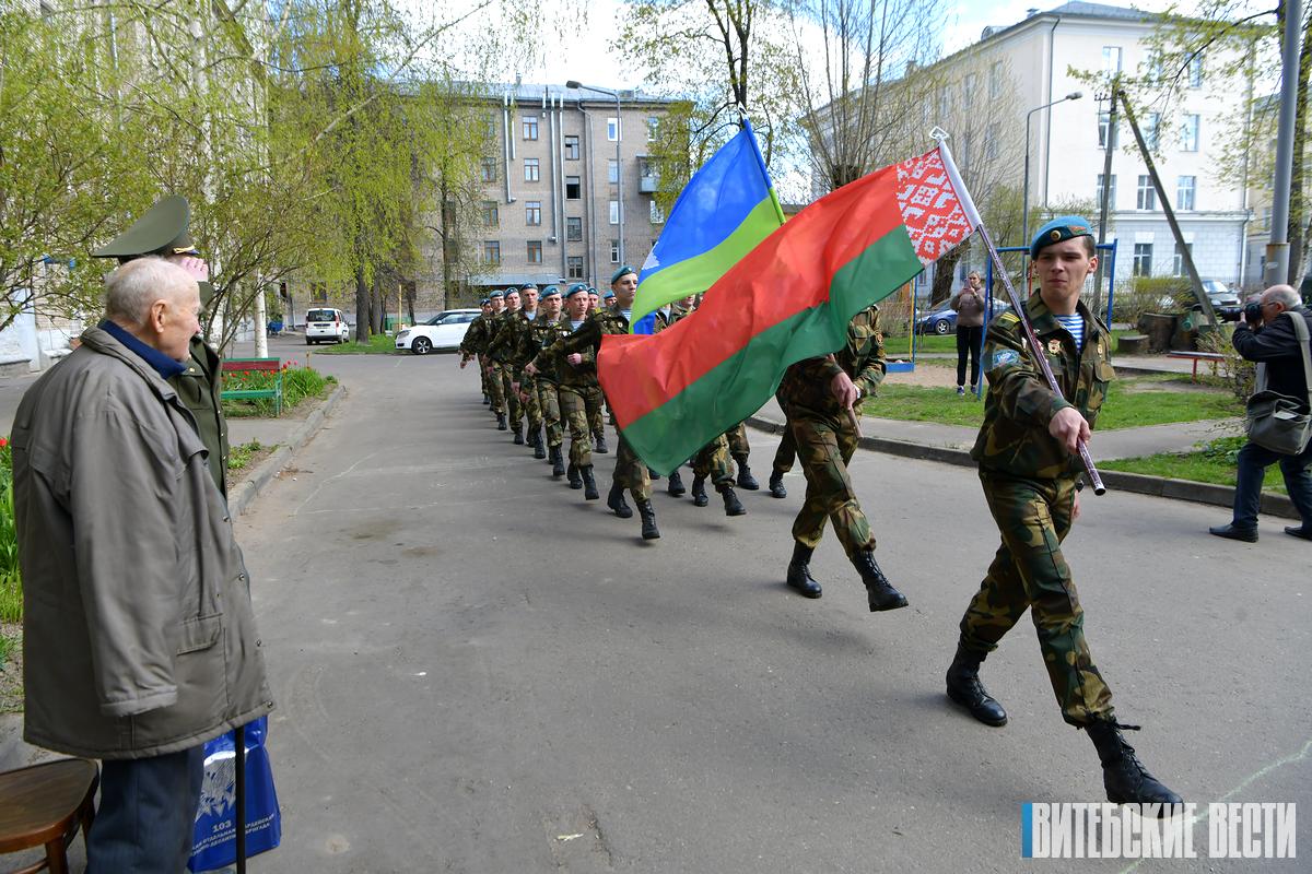 Витебские десантники поздравили 100-летнего ветерана с Днём Победы