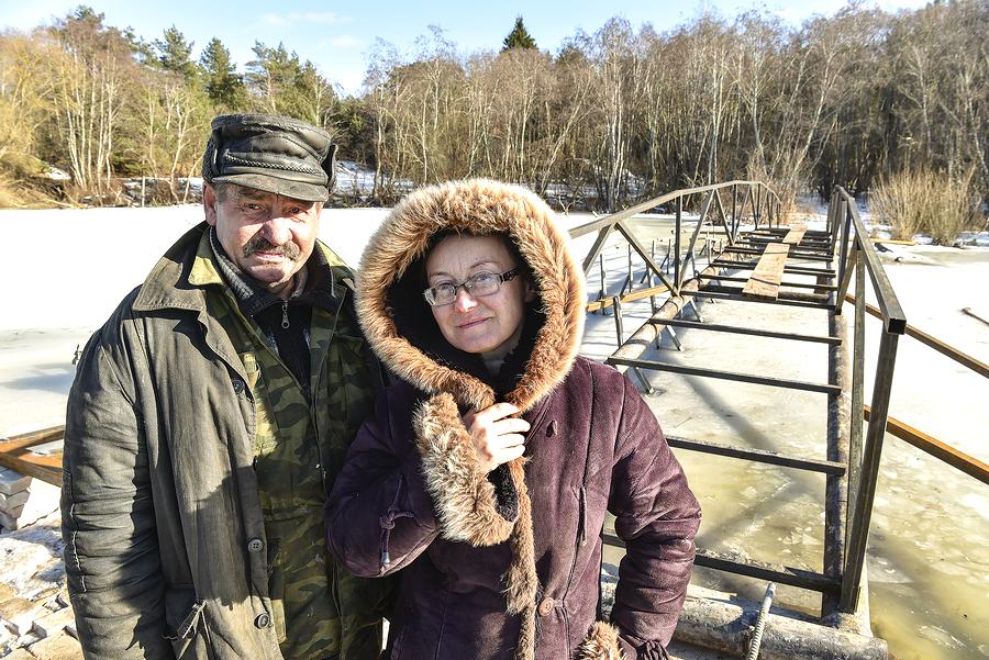 Сельчане своими силами строят мост через реку в Родном Селе в Сенненском районе