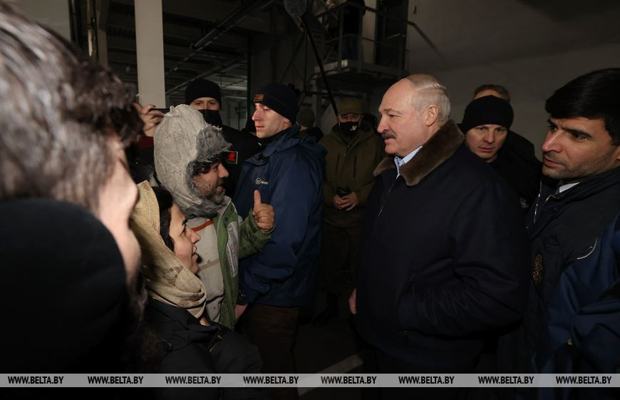 Лукашенко приехал к беженцам в ТЛЦ возле "Брузгов"