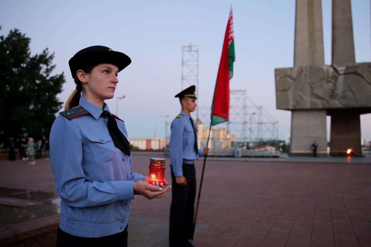 В День всенародной памяти жертв Великой Отечественной войны правоохранители Витебской области возложили цветы к Вечному огню