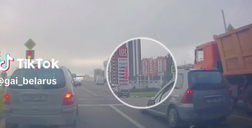 В Витебске сотрудникам ГАИ пришлось изымать с дороги пешехода, чтобы он не попал под колеса