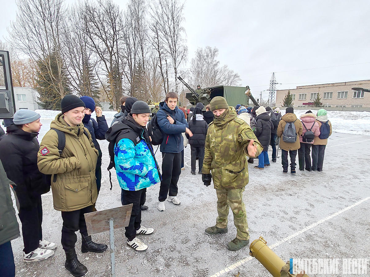 «День открытых дверей» для школьников прошёл в 103-й Витебской отдельной гвардейской воздушно-десантной бригаде