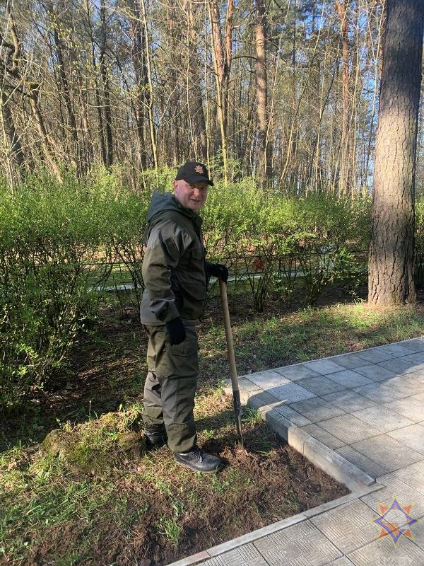 В Орше работники МЧС провели работу по благоустройству территории возле братской могилы. где захоронены участники Великой Отечественной войны 