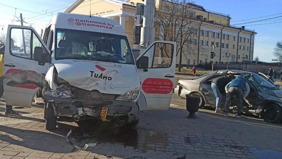 В центре Витебска маршрутка вылетела на тротуар и сбила пешехода
