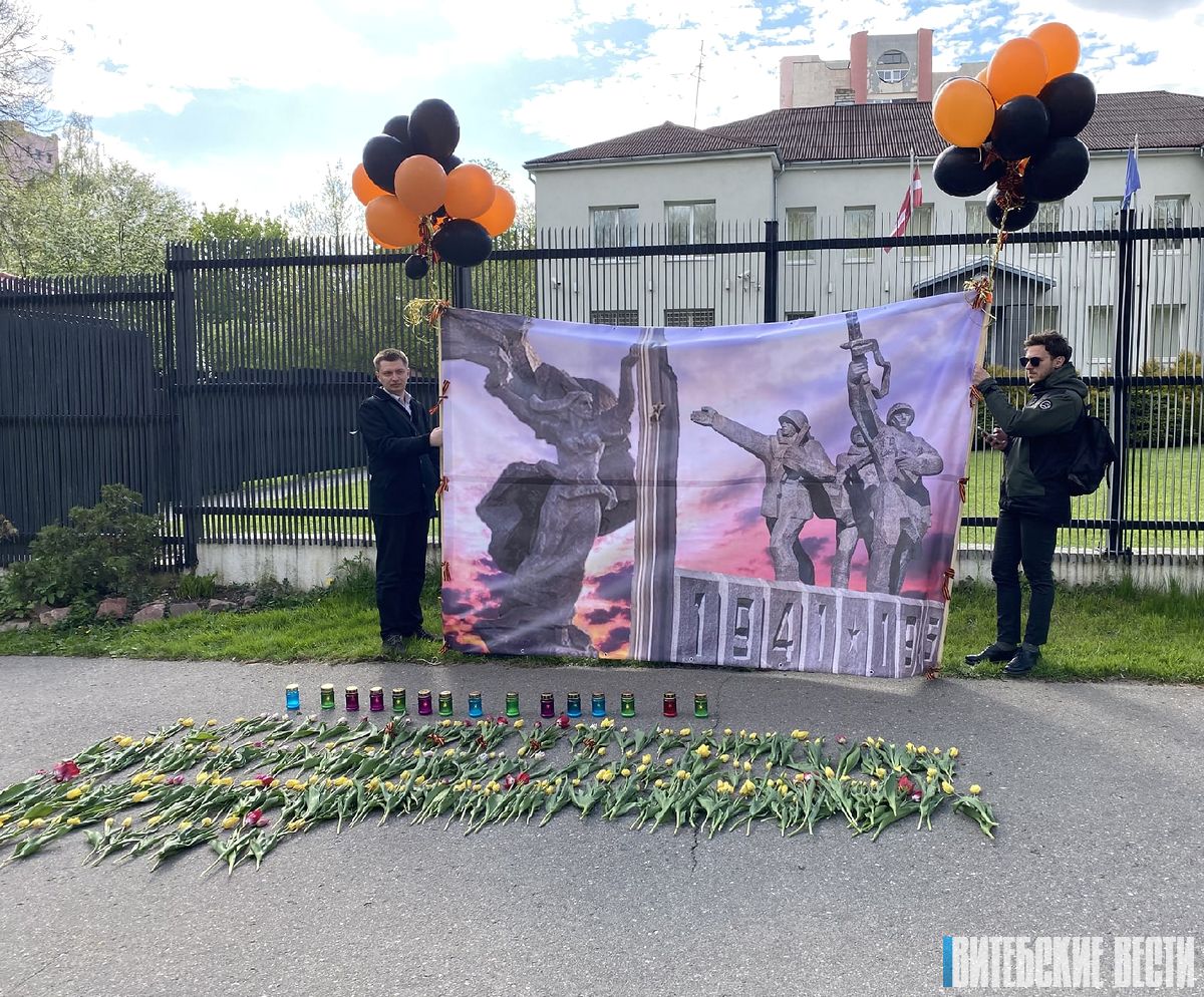 Акция в защиту памятника Освободителям Риги прошла возле консульства Латвии в Витебске
