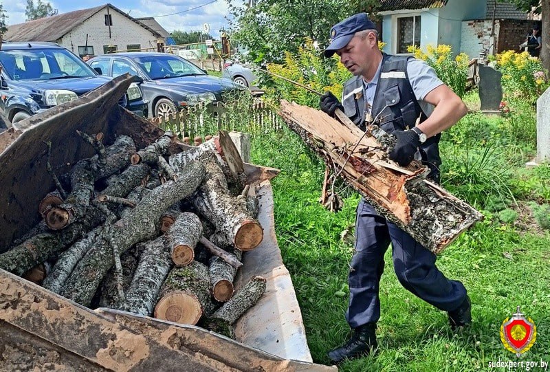 Судебные эксперты приняли участие в ликвидации последствий непогоды в Верхнедвинском районе