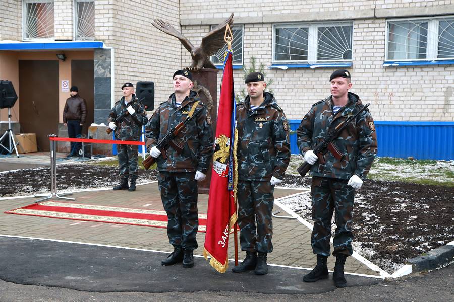 Памятник в виде беркута открыли в честь ОМОНа в Витебске