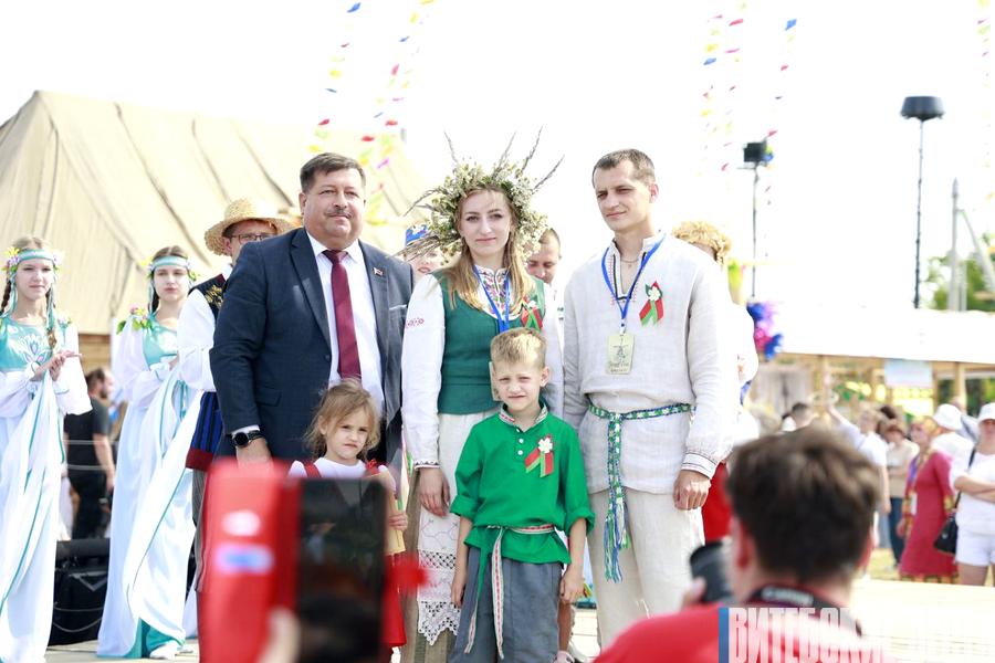 ФОТОФАКТ: Семья Вишневских из Шарковщинского района стала победителем в номинации «Сiла ў кожным руху» конкурса «Властелин села» 
